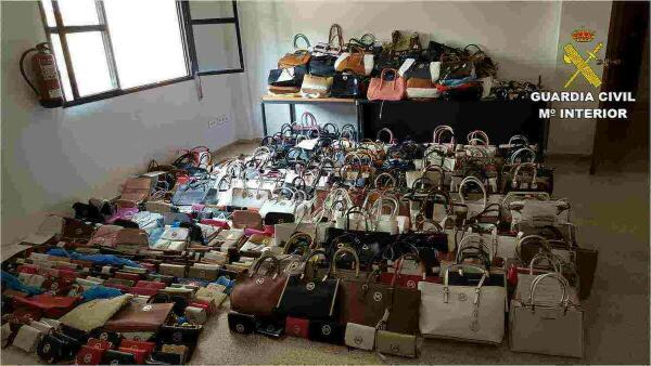 La Guardia Civil incauta m&aacute;s de un millar de falsificaciones en Benidorm