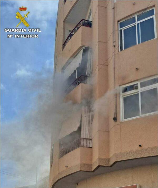 La Guardia Civil desaloja a ocho personas de un edificio a causa de un incendio en Villajoyosa