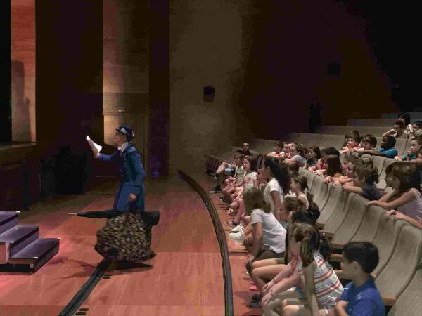 La Nuc&iacute;a &middot; 300 escolares disfrutan de la obra teatral &ldquo;Mari Pompas&rdquo; en l&rsquo;Auditori