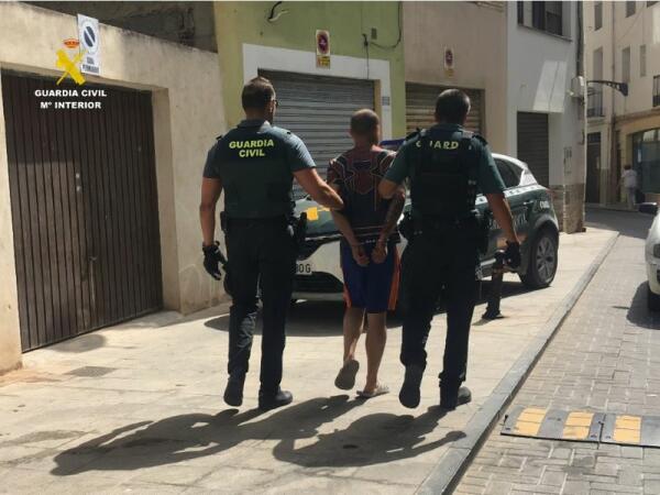 La Guardia Civil detiene a dos personas dedicadas al robo con fuerza en el interior de viviendas  