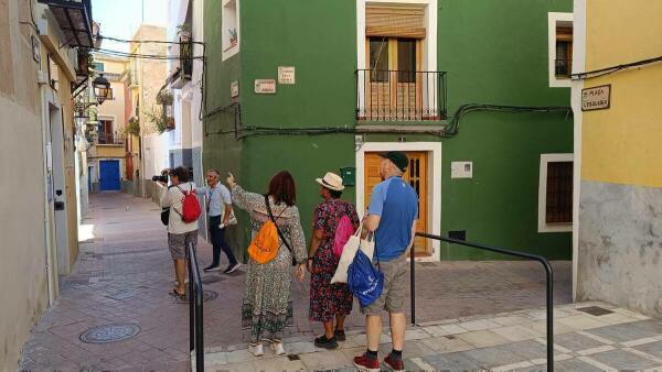 Periodistas e influencers europeos  especializados en turismo visitan los almacenes del pecio Bou Ferrer en Vilamuseu y el centro histórico de Villajoyosa 