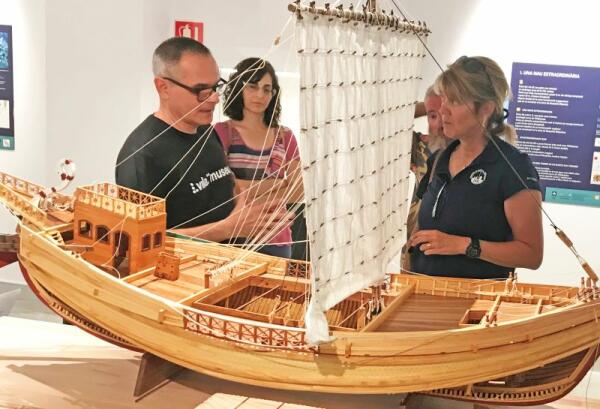 La presidenta del Institute of Nautical Archaeology de la Universidad de Texas (EEUU), la Dra. Deborah N. Carlson, visita las instalaciones de Vilamuseu.