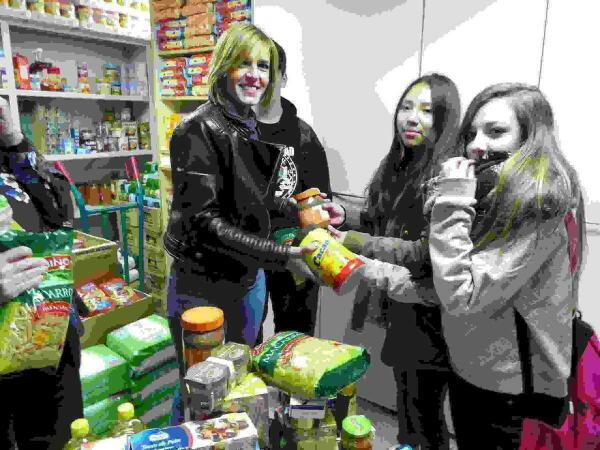 La Nuc&iacute;a &middot; Los alumnos del PAC del Instituto realizan  una donaci&oacute;n al Banco de Alimentos 