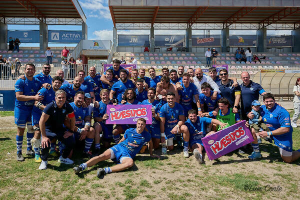 El Huesitos La Vila celebra la permanencia en El Pantano con su afición