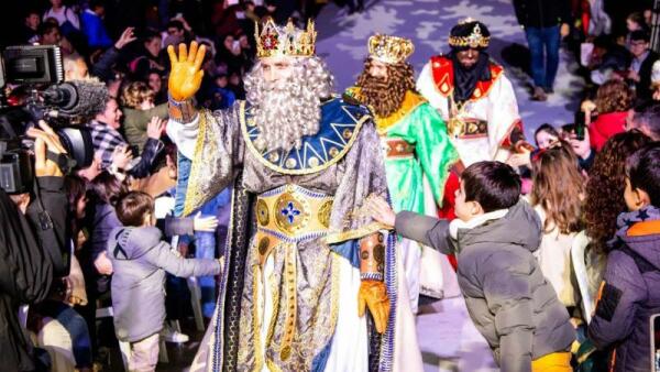 La Cabalgata de Melchor, Gaspar y Baltasar reparte ilusión a los niños de Benidorm