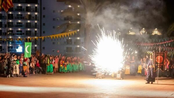 Los piratas de Berbería conquistan Benidorm en el inicio de sus fiestas de Moros y Cristianos