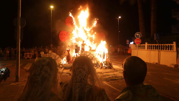 La Hoguera de La Cala celebra sus días grandes con motivo de las fiestas en honor a San Juan 