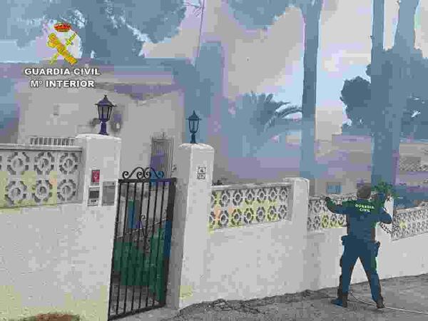 La Guardia Civil auxilia a una vecina de Moraira cuya vivienda se incendió, estando ella dentro.