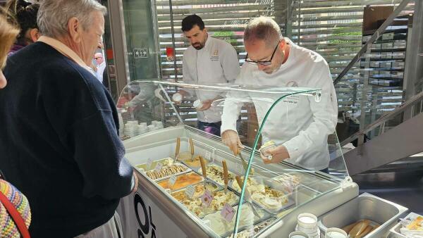 Más de 1200 bolas de helado artesano se reparten en el Mercat en la II Jornada de la Heladería Artesana de la provincia de Alicante 