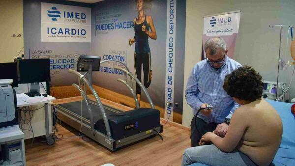 Los jugadores de la base del BM. Benidorm pasan el reconocimiento en el Hospital IMED Levante 