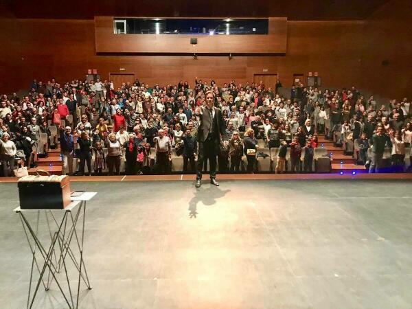 Toni Bright llenó de magia l´Auditori de La Nucía