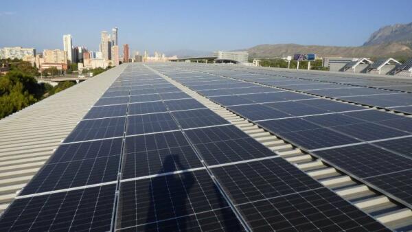 Benidorm acomete la instalación de 548 placas fotovoltaicas para reducir el consumo y las emisiones de CO2 en el Palau d’Esports 