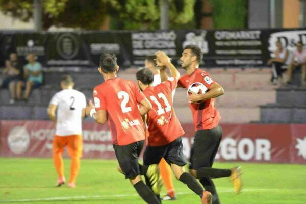 La Nuc&iacute;a sigue primero a pesar del empate ante Torre Levante