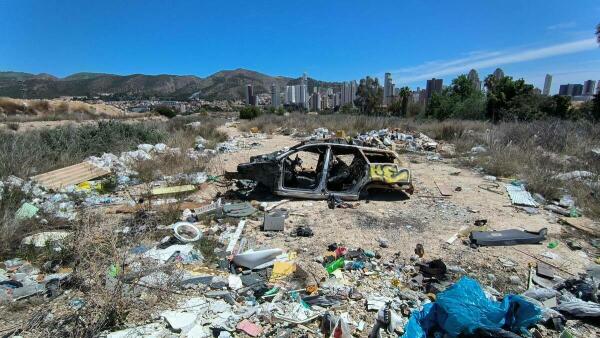 Informes policiales alertan del peligro de incendio por la acumulación de vertidos en Armanello