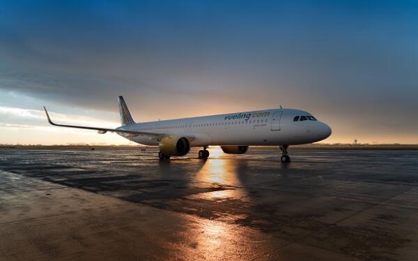 Vueling refuerza las frecuencias a Sevilla para llevar a los aficionados del Athletic Club y del RCD Mallorca a la final Copa del Rey 2024 