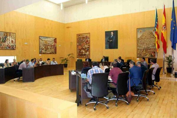 Benidorm &middot; El pleno tramita mantener en plantilla hasta final de a&ntilde;o a los 10 polic&iacute;as interinos de Playas 