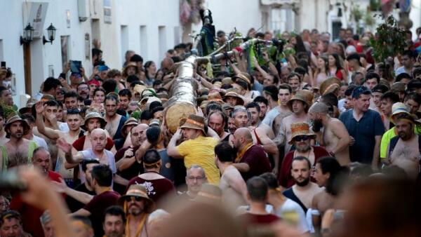 Altea vive con gran entusiasmo la fiesta del "Arbret de Sant Joan" 