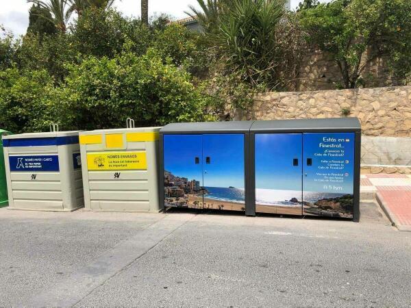 Siguen los trabajos de embellecimiento de los puntos limpios de Finestrat con im&aacute;genes tur&iacute;sticas de la localidad 