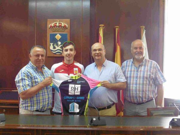 El Ayuntamiento recibe al ciclista ol&iacute;mpico de la Vila Joiosa, Carlos Soler, antes de participar en el Festival Ol&iacute;mpico de la Juventud Europea