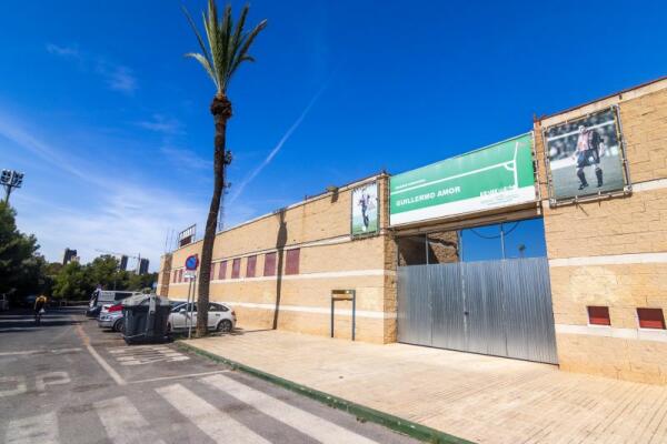 Benidorm instalará placas solares en la ciudad deportiva Guillermo Amor que también abastecerán a 2 centros escolares 