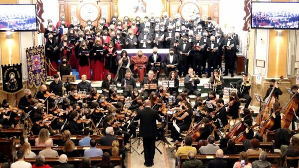 La interpretación del ‘Réquiem’ de Mozart por medio centenar de músicos y 70 voces llena la parroquia de Sant Jaume y Santa Ana