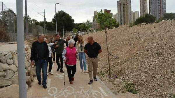 Benidorm planta cerca de 200 árboles en el barrio de Els Tolls para seguir la renaturalización de la zona 