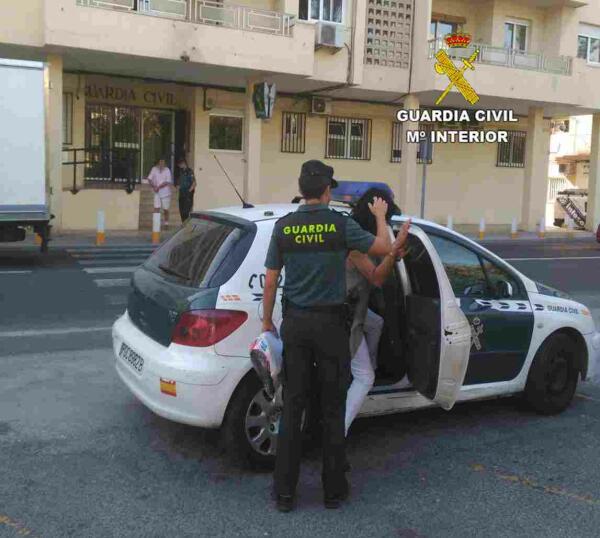 La Guardia Civil de Alicante detiene a dos personas que exig&iacute;an 100.000 euros para no difundir im&aacute;genes sexuales de un empresario 