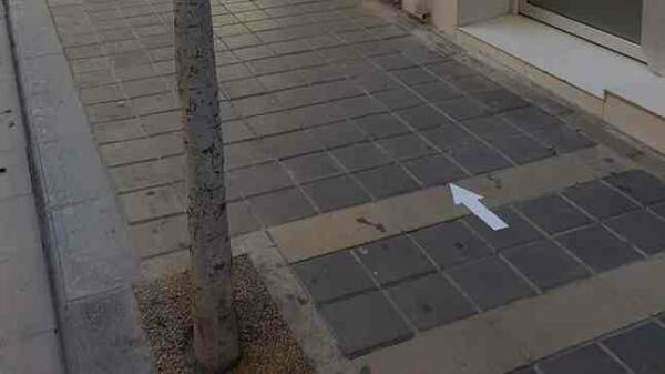 Seguridad Ciudadana se&ntilde;aliza con flechas las aceras del centro de la Vilapara evitar el cruce de transe&uacute;ntes y reducir el riesgo de contagio. 