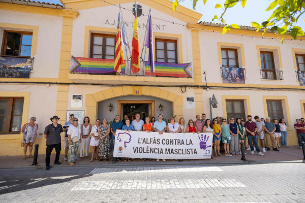 L’Alfàs guarda un minuto de silencio por las últimas víctimas mortales por violencia de género 