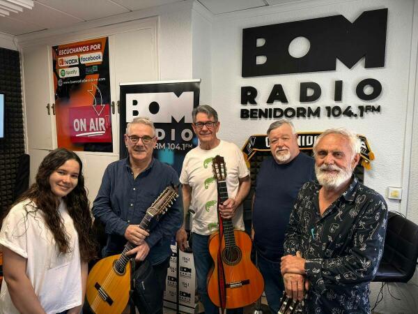 Una representación de la Rondalla Tramontana ha actuado hoy en directo en BOM Radio