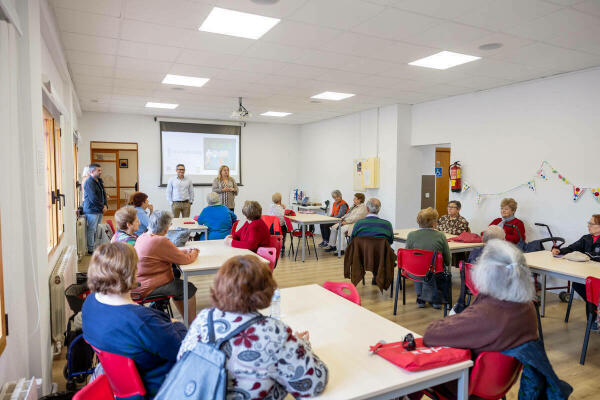 Con un taller sobre el uso del WhatsApp se inicia la Semana del Mayor de l’Alfàs del Pi