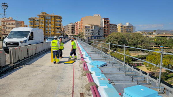 Las obras del puente sobre el r&iacute;o Amadorio de Villajoyosa contin&uacute;an con la colocaci&oacute;n de las placas de hierro que sostendr&aacute;n la losa de hormig&oacute;n