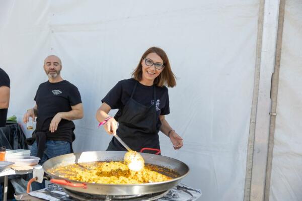 Cerca de un millar de personas se dan cita en los concursos de playbacks y paellas de l’Alfàs