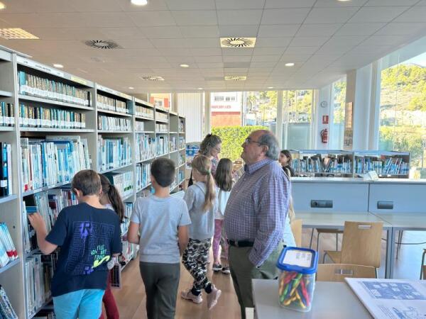 La Nucía celebra el “Día de las Bibliotecas” con una visita escolar