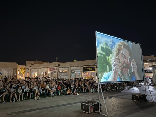  El p&uacute;blico infantil disfrut&oacute; de &ldquo;La pel&iacute;cula de Minecraft&rdquo; en la plaza del Sol