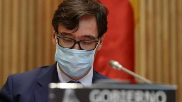 La propuesta de la Sanidad privada que Illa rechaza permitiría vacunar gratis a 11 millones de personas 