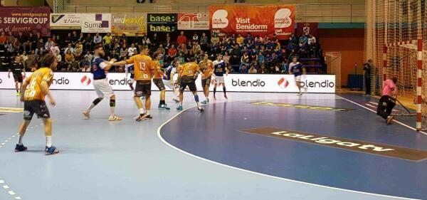 El Balonmano Benidorm aguanta 45 minutos ante un gran Ademar Le&oacute;n