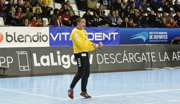 El Balonmano Benidorm cierra la portería con Samuel Ibáñez