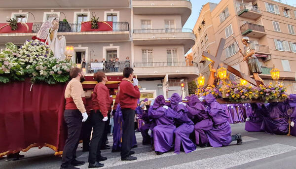 Villajoyosa celebra la procesi&oacute;n del Calvario el Viernes Santo con el Encuentro entre las im&aacute;genes de Santa Mujer Ver&oacute;nica y Jes&uacute;s Nazareno  