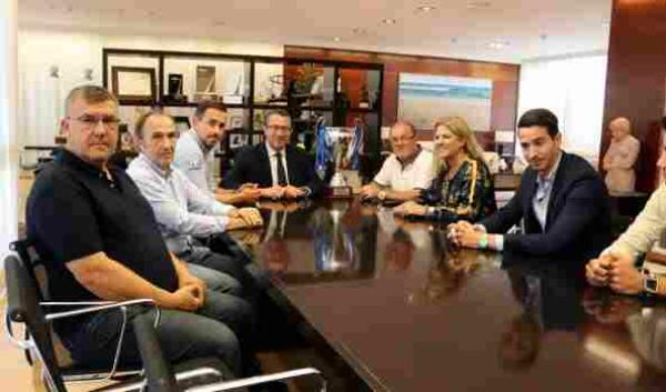 El alcalde de Benidorm recibe al C.F. Calvari Benidorm por su ascenso a Regional Preferente
