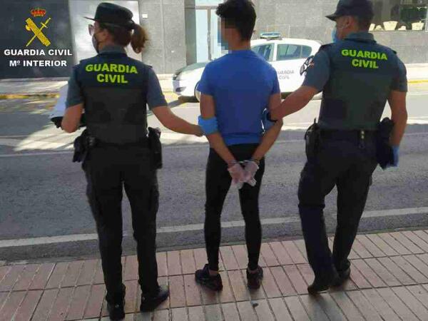 La Guardia Civil detiene en Sax a cuatro personas por sustraer dos veh&iacute;culos mediante enga&ntilde;o y violencia e intimidaci&oacute;n 