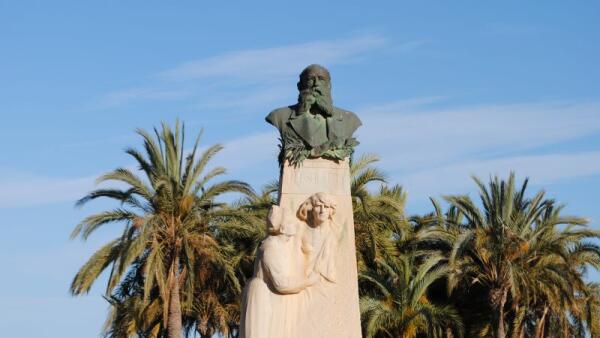 La puesta en valor del busto del Doctor Esquerdo en el Paseo