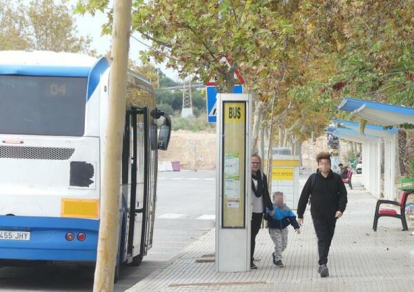 El Ayuntamiento garantiza de nuevo este curso la desinfección diaria de los autobuses de Infantil y Primaria 