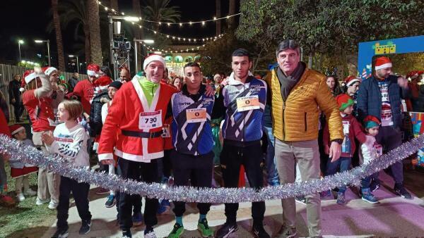 Alrededor de 1000 personas participan en la carrera San Silvestre que recorre las calles del centro de Villajoyosa 