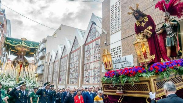 La procesión de Nuestra Señora de la Esperanza y la Paz sale a la calle en Benidorm