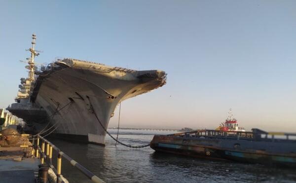 El portaaviones tóxico que nadie quiere pone rumbo al Mediterráneo