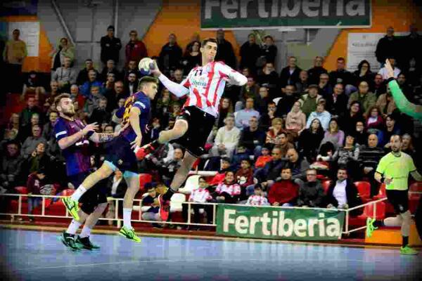 Josep Folqués cierra el extremo izquierdo del Balonmano Benidorm 