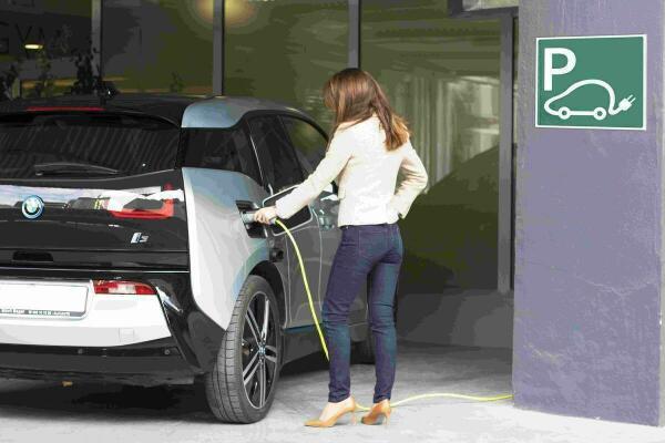 El hotel Don Pancho sit&uacute;a al sector hotelero de Benidorm en la lucha contra el cambio clim&aacute;tico con la instalaci&oacute;n del primer punto de recarga para coches el&eacute;ctricos