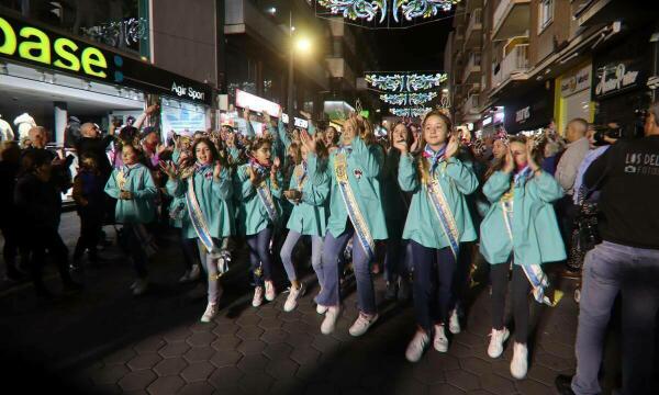 Los peñistas llenan de color y entusiasmo el centro de Benidorm en una vistosa ‘Entrada’ 