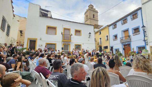 La ‘Escola d’Estiu’ de Polop de la Marina despide un julio de récord con un festival multitudinario